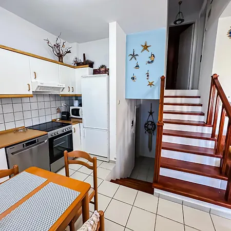Front Beautiful Family House בית נופש *