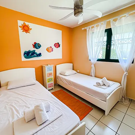 Front Beautiful Family House Nyaraló *